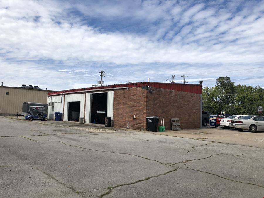 1,612' Automotive Building on Sunshine & Scenic