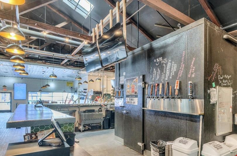 Taphouse with Kitchen & Food Cart Pads