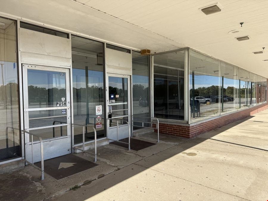 A big open retail floor in downtown Mundelein
