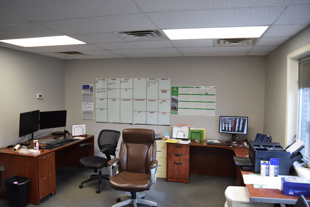 2,606 SF office/warehouse unit for lease