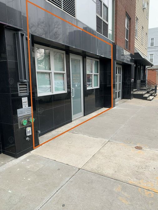 550 SF | 387 Manhattan Avenue | Glass Frontage Retail/Office Space For Lease