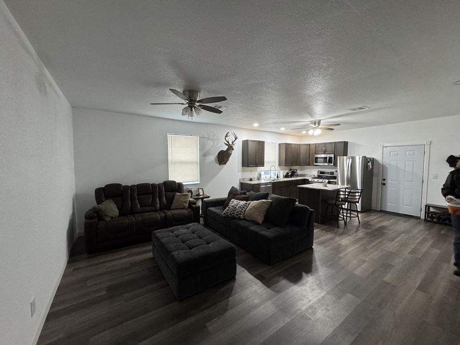 7706-7708 NW 10th St