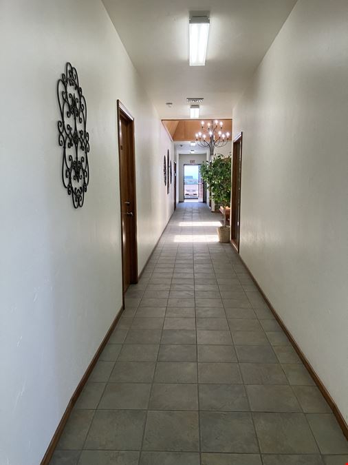 517 W CENTER AVE 93291