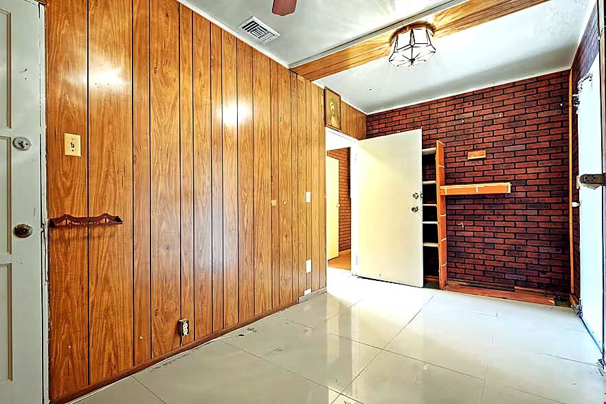 1108 E 84th Place