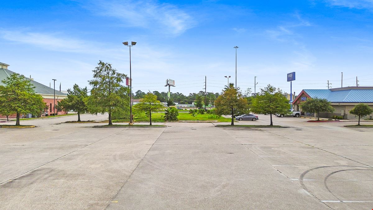 Retail-Ready 1.54 Acres on I-45 – High-Exposure Vacant Pad Site, Former Gino’s Pizza Location