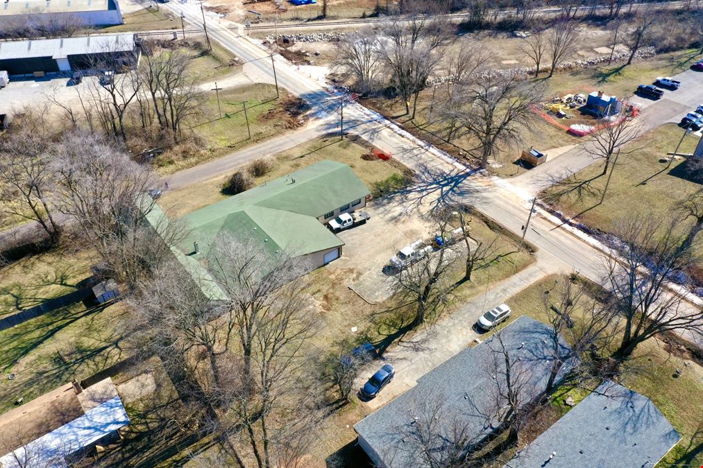 7,736 SF Warehouse / Retail Building For Lease Near Route 66 Car Museum