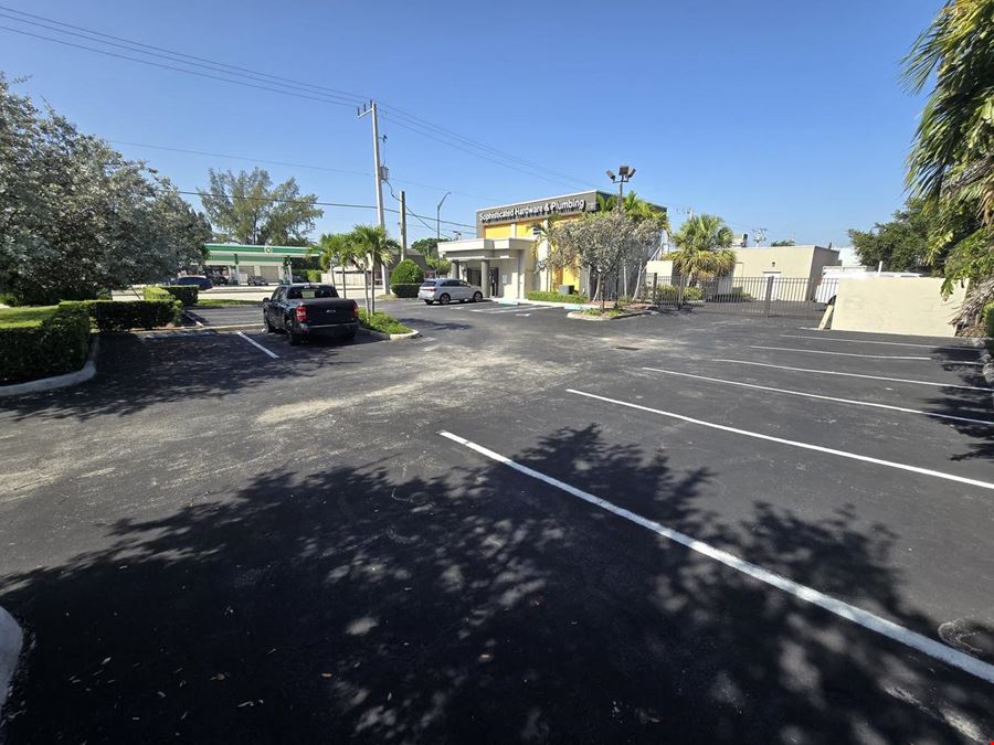 Freestanding Retail / Showroom Bldg