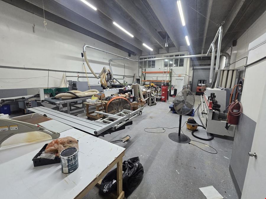 Office / Warehouse 2,628 SQFT