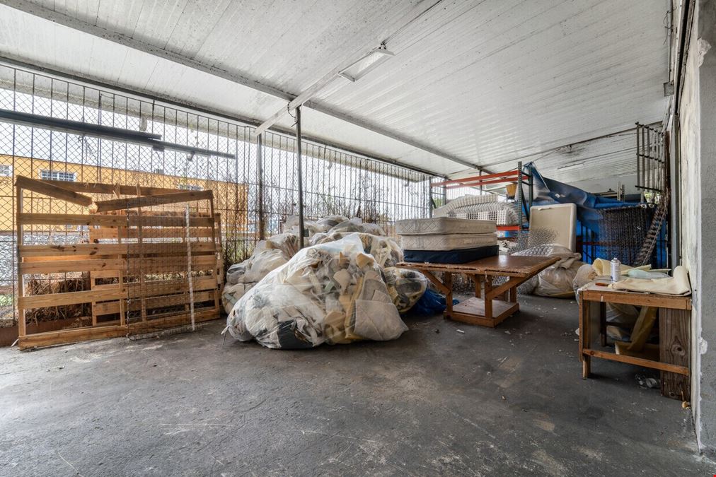Industrial Warehouse property +/- 5,014 FOR SALE