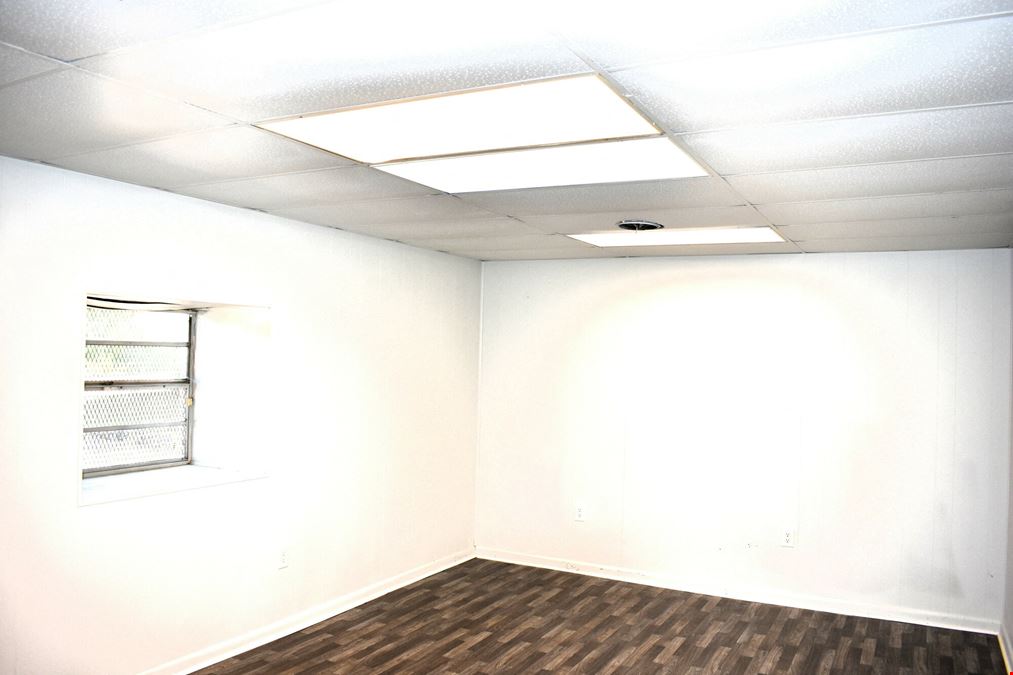 859 Clayton St. - 8,121 SF Warehouse & 1,800 SF Office 1/2 mile to Exit 172, I-65
