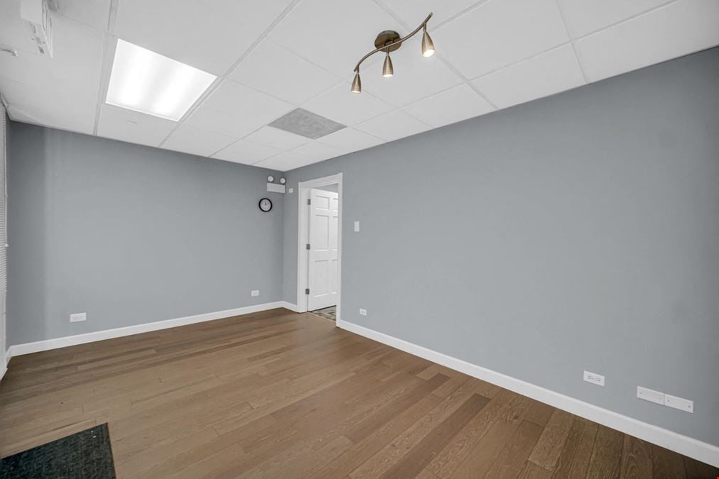 1S443 Summit Ave, Oakbrook Terrace, IL 60181