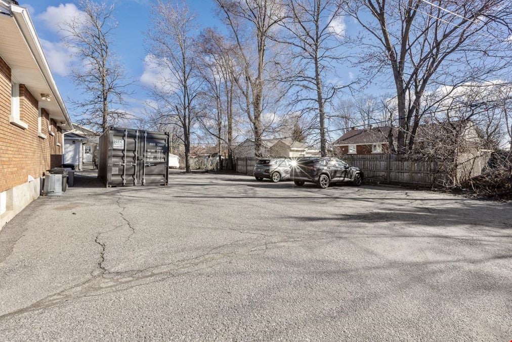 1443 Woodroffe Avenue