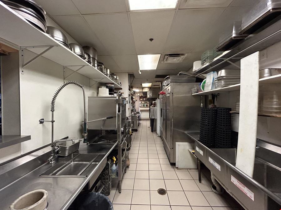 GREAT RESTAURANT LOCATION / FULLY EQUIPPED!