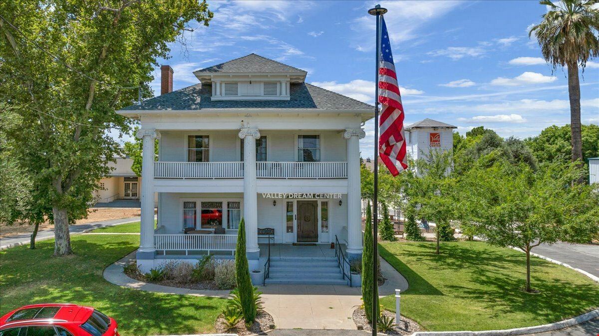 (9) Special Purpose Buildings on ±4.07 Acres in Fresno, CA