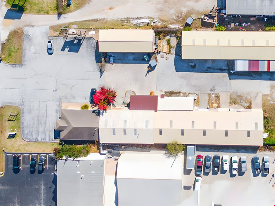 2,000 SF Warehouse For Lease near Scenic & Walnut Lawn