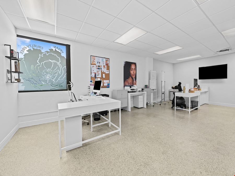 Turnkey Retail/Showroom Opportunity in Fort Lauderdale