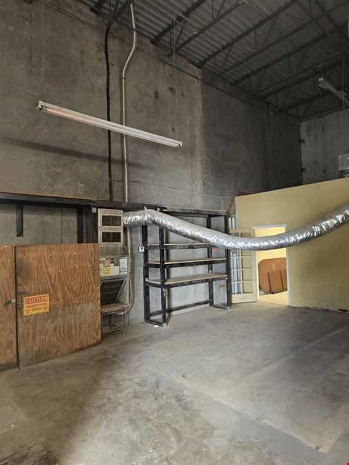 Corner Unit / 100% A/C Office / Warehouse