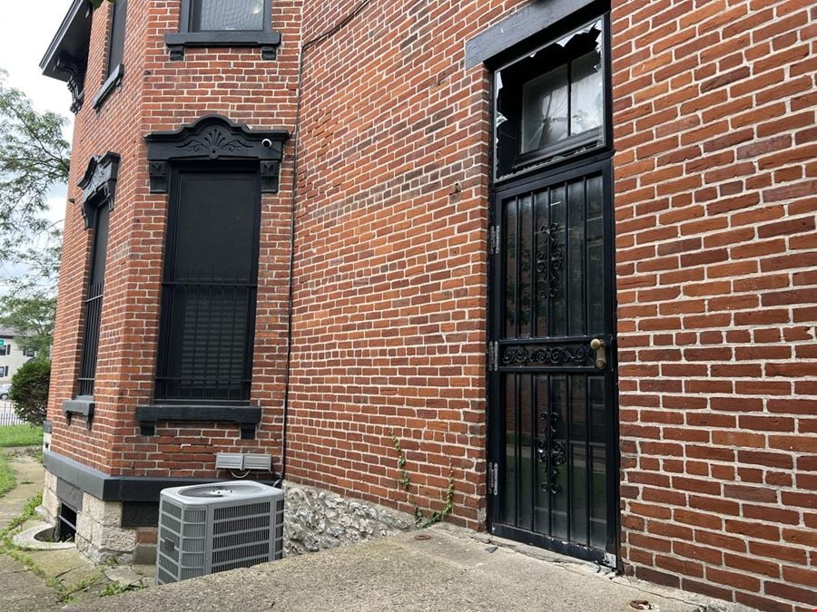 895 S High St