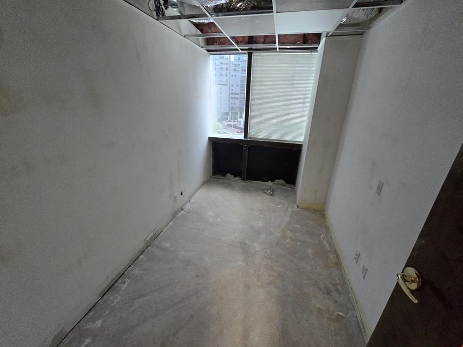 PREMIER OFFICE: Amazing opportunity to lease!