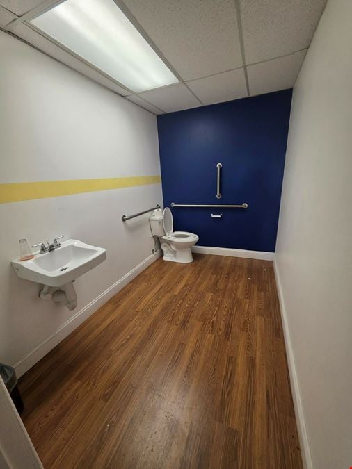 1230 SQFT Retail/Office Space in Effort