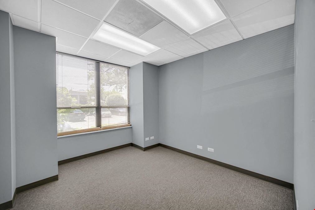 1S443 Summit Ave, Oakbrook Terrace, IL 60181