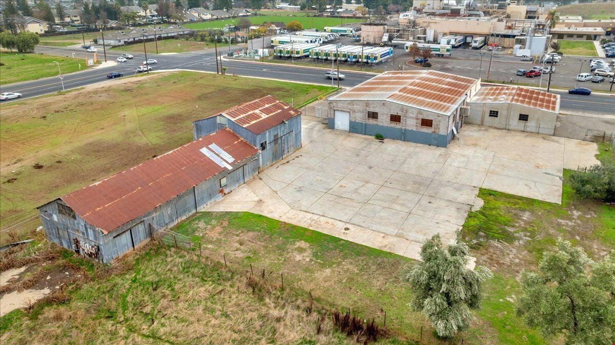 Freestanding Industrial Building on ±1.49 Acres in Porterville