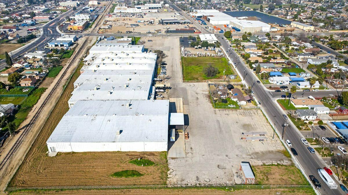 ±127,057 SF High Exposure Industrial Building on ±7.5 Acres