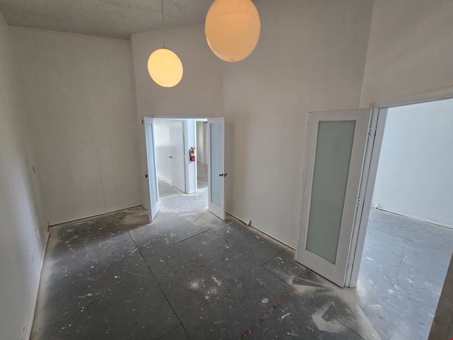 Unique 2nd floor 1400 +/- SQFT office space