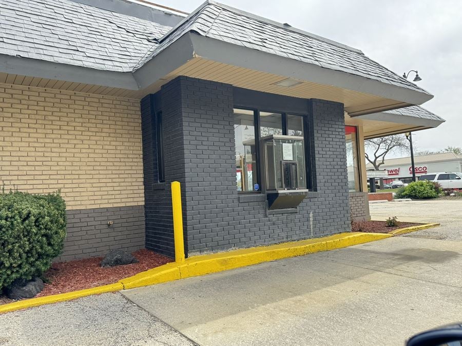 590 Roosevelt Road