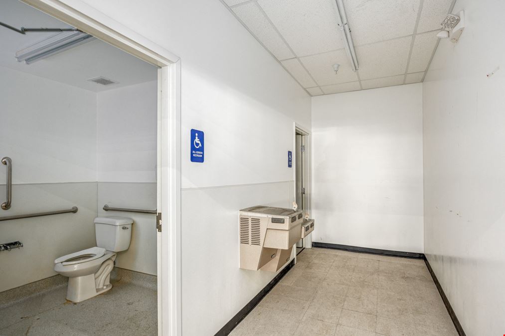 High Exposure Shopping Center Space off US-50