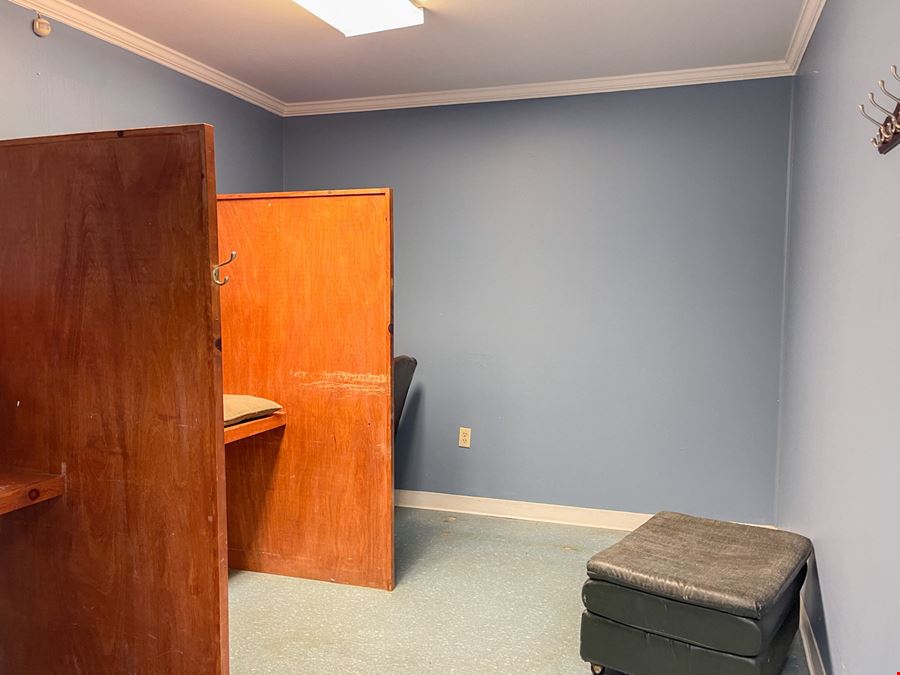 ±2,400 SF Office Warehouse with Gated Yard Near Airline Hwy
