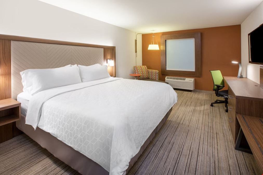 Holiday Inn Express & Suites Dallas Market Ctr - Love Field