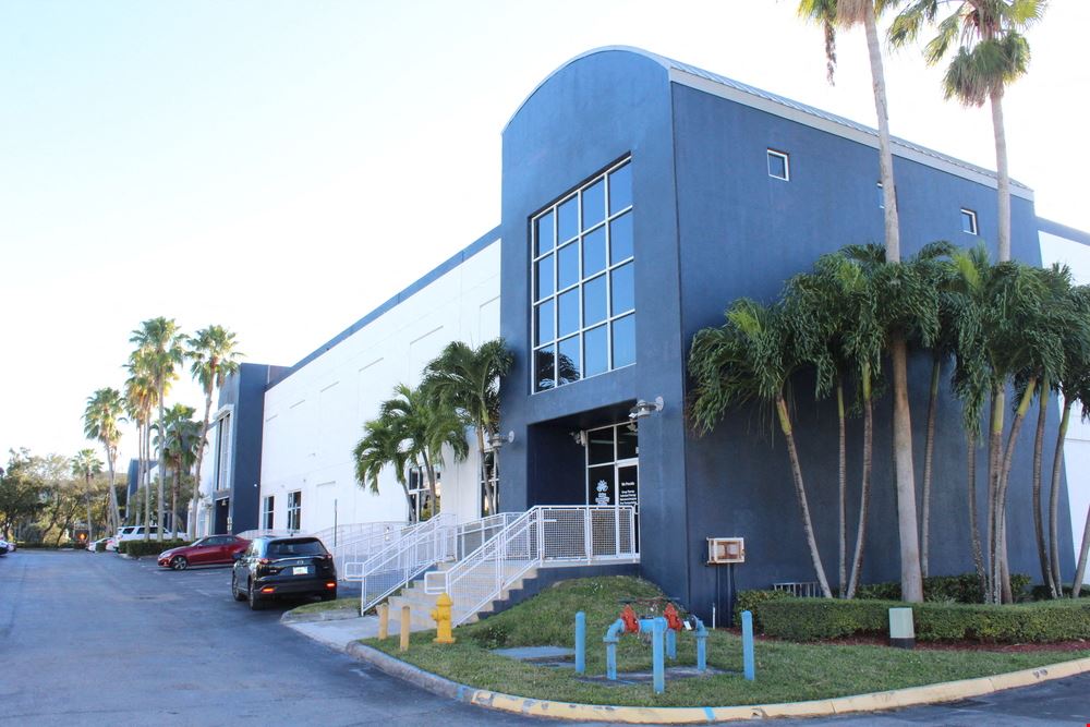Miami Airport Center - Corner Office/Warehouse for Lease