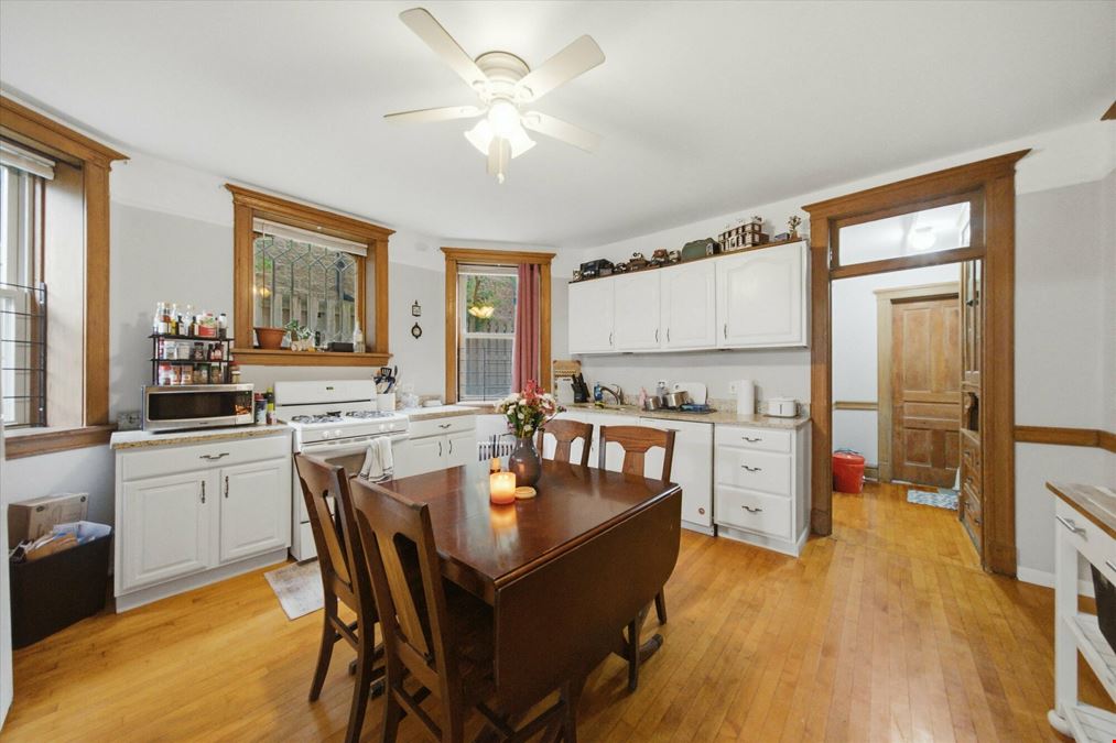 905 W Fletcher St, Chicago, IL 60657
