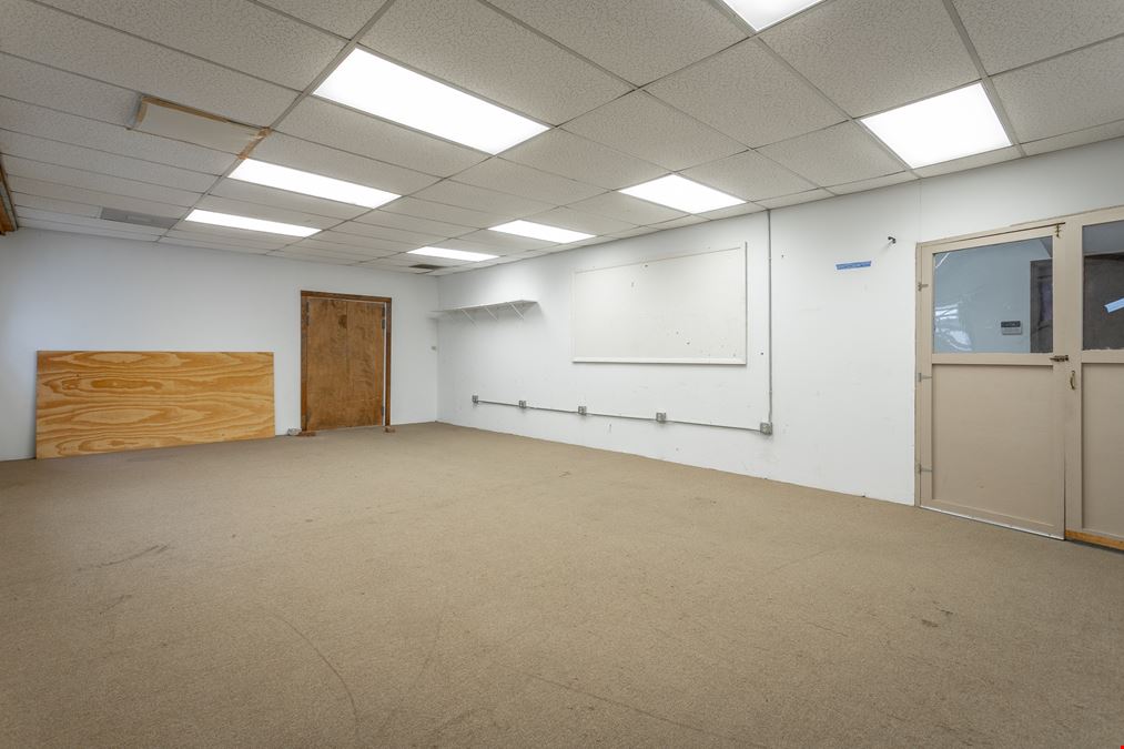 Office/Retail Next to McCallie School 2,692 SF