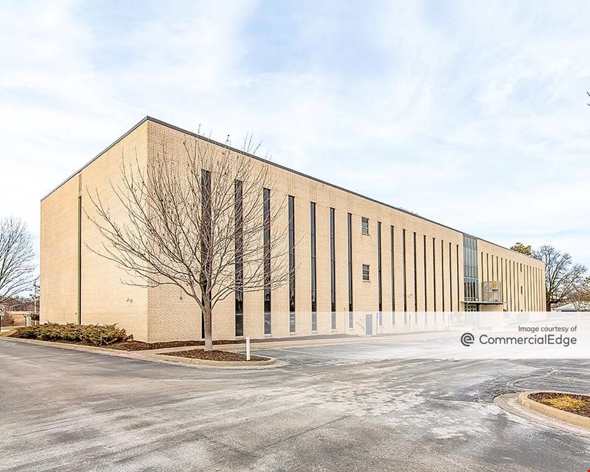 Cloverleaf Building 1