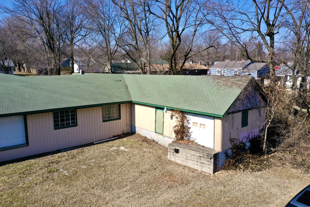 7,736 SF Warehouse / Retail Building For Lease Near Route 66 Car Museum