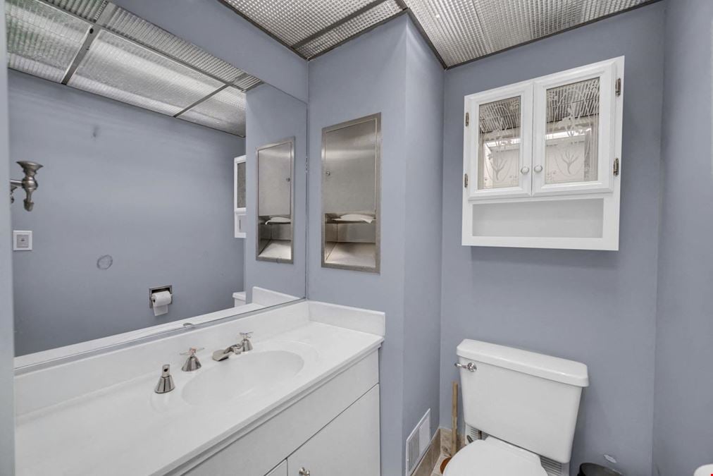 1S443 Summit Ave, Oakbrook Terrace, IL 60181