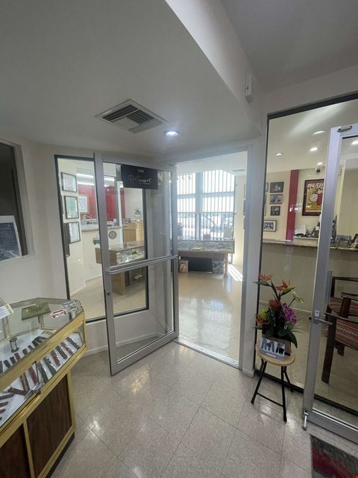 Retail Condo in the Regency on Central
