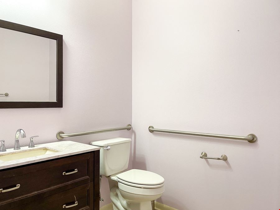 Standalone Office in Cul-De-Sac off Bluebonnet Blvd