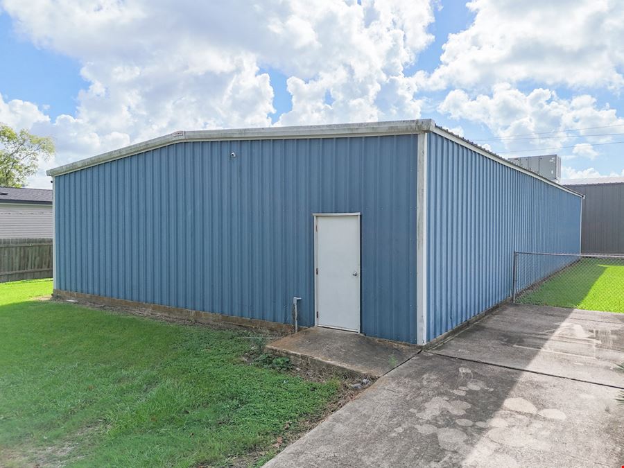 Industrial Warehouse with Covered Storage in Luling