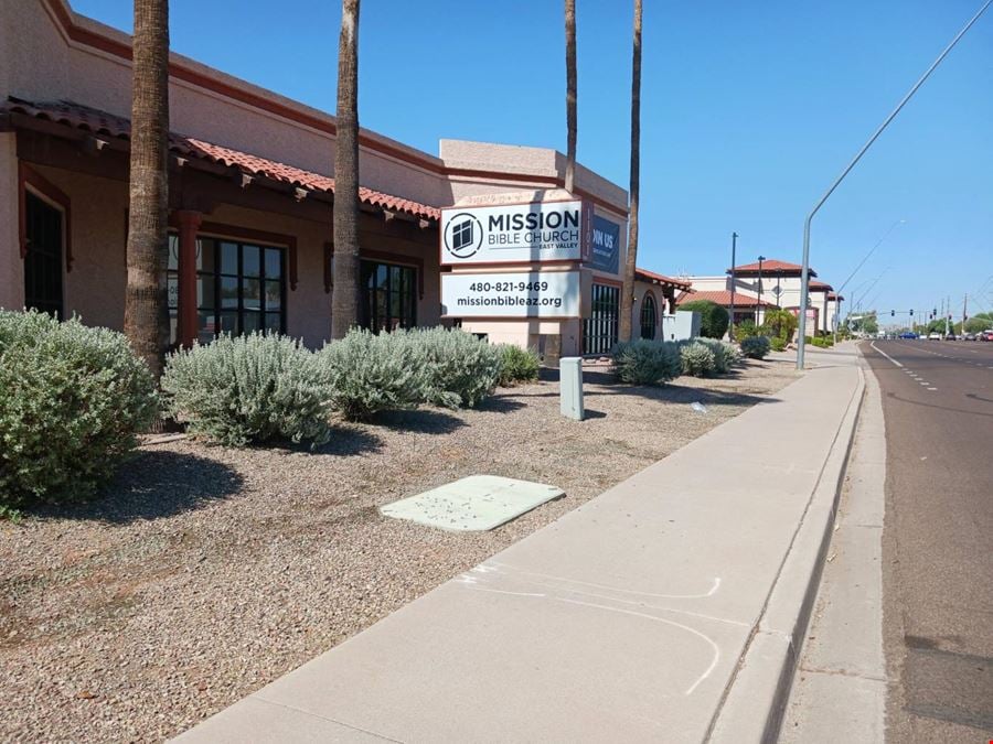 HIGH-VISIBILITY FREESTANDING RETAIL BUILDING