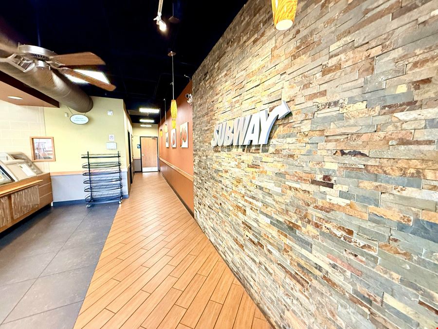 1,420 SF Restaurant / Retail Building For Lease in Northeast Springfield