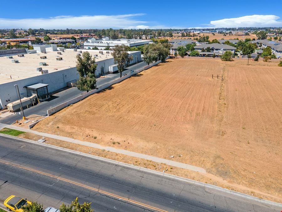 ±1.59 Acres of Prime Retail Land off CA-99 in Madera, CA