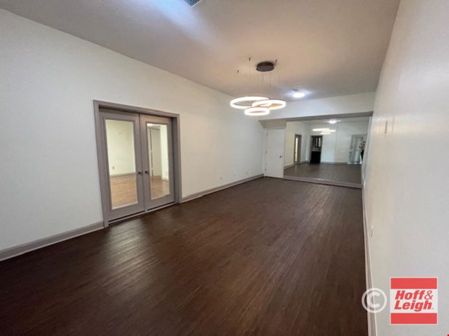 2747 Crawfis Blvd
