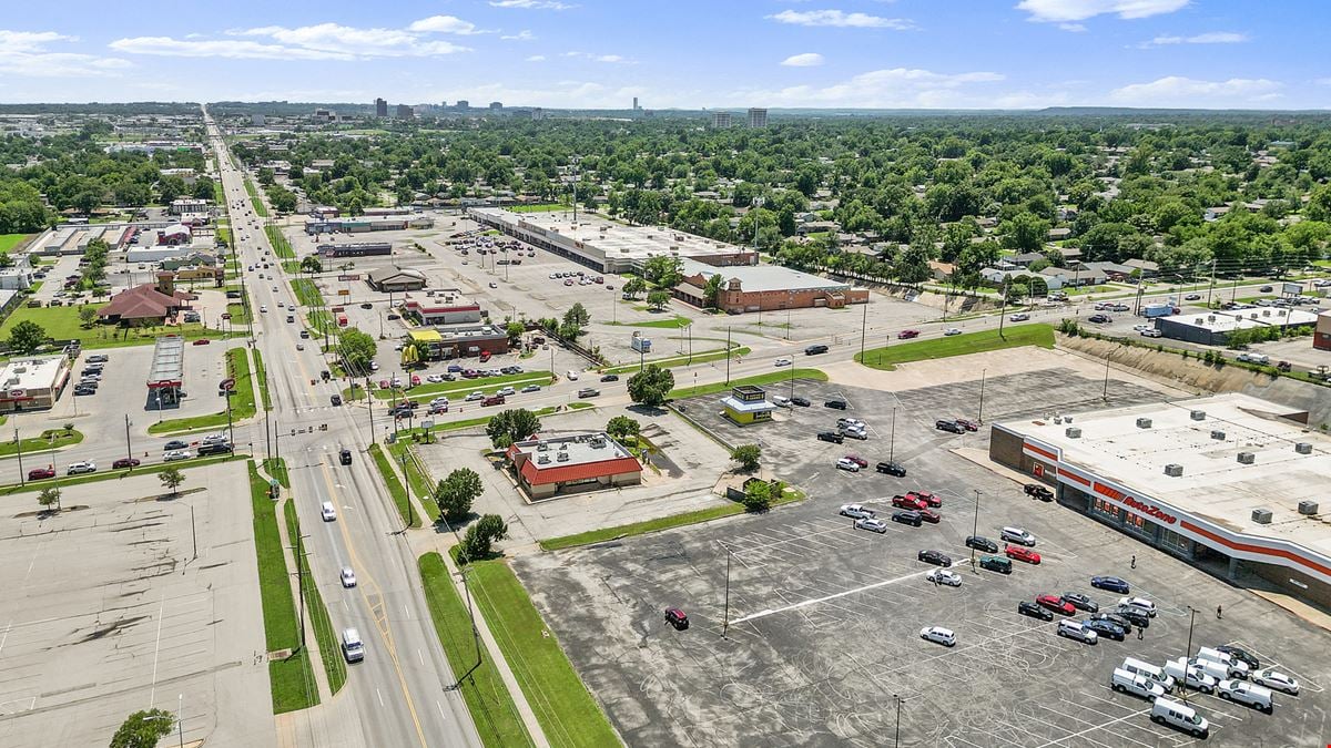 Freestanding Drive-Thru Restaurant Building in Tulsa, OK