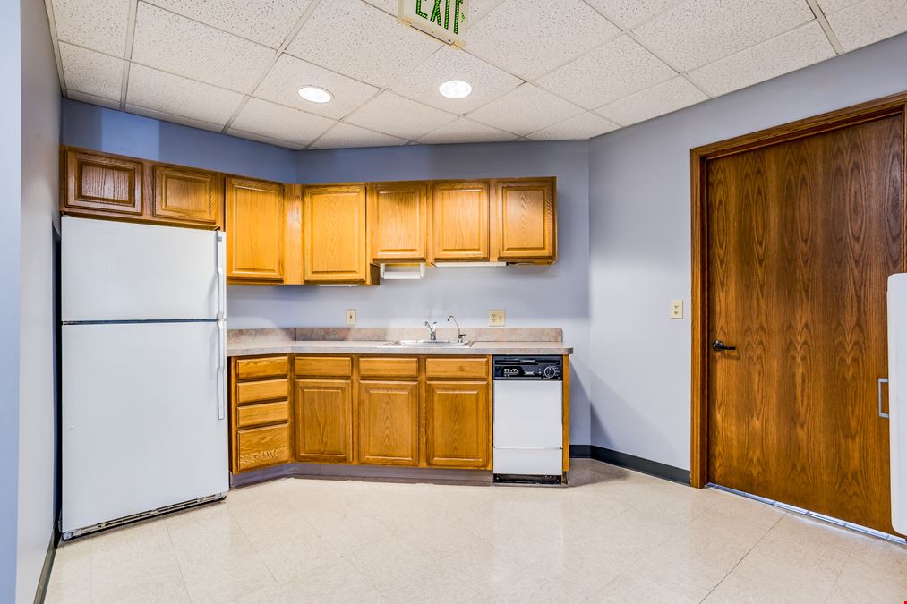 811 E 30th Ave, Hutchinson