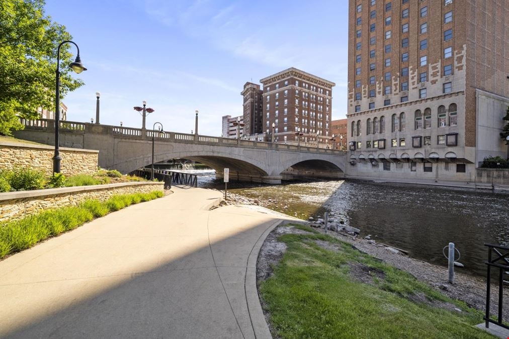 31 W Downer Pl, Aurora, IL 60506