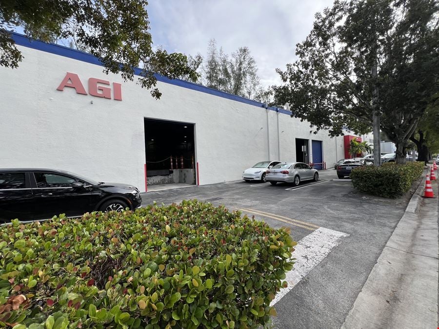 Dock Warehouse in Fingerlakes Miami Airport West Industrial Market