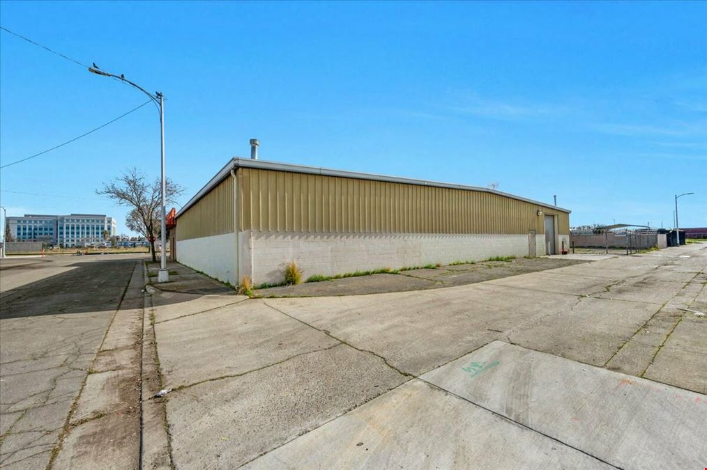 ±11,388 SF Clear Span Industrial Building off CA-99 in Fresno, CA